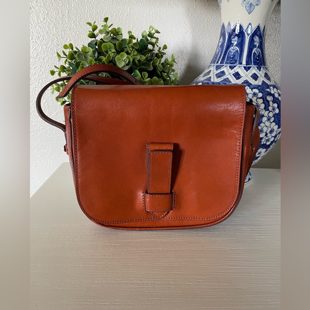 Beautiful Banana Republic Italian leather brown saddlebag crossbody